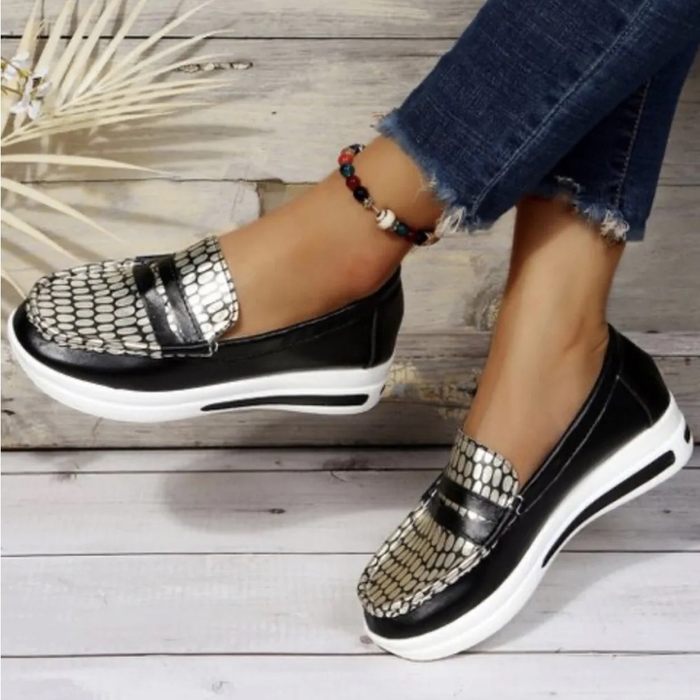 Fashion Black Snake-Embossed Platform Loafer Women Size 9 US NEW